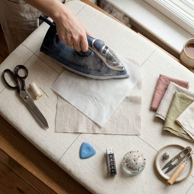 Pose d'un thermocollant au fer sur un tissu de couture